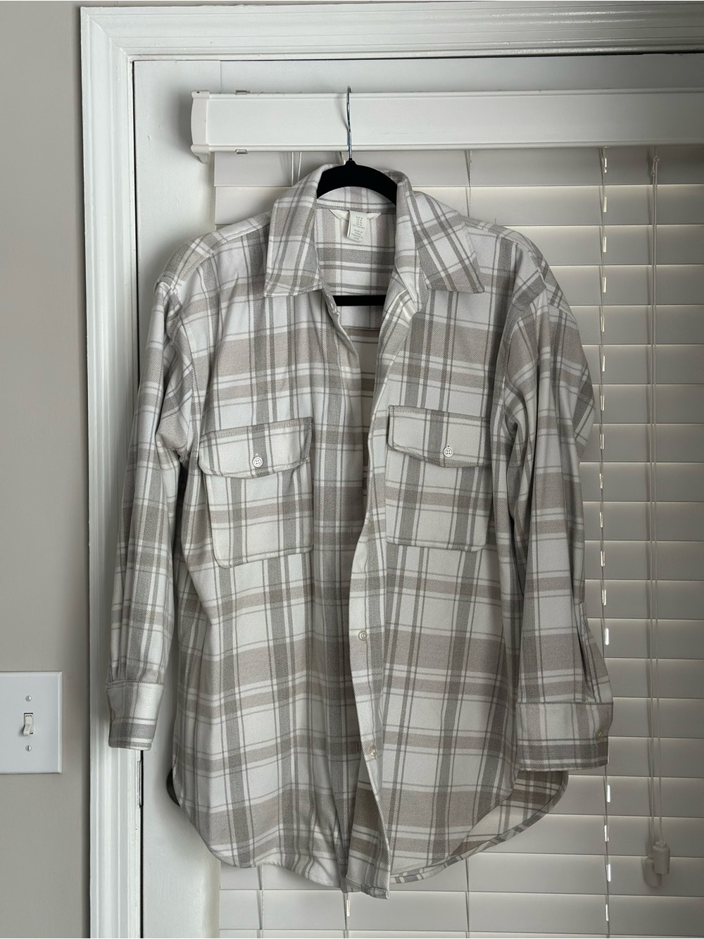 H&M Women's Plaid Button-Down Shirt Jacket in White and Tan
